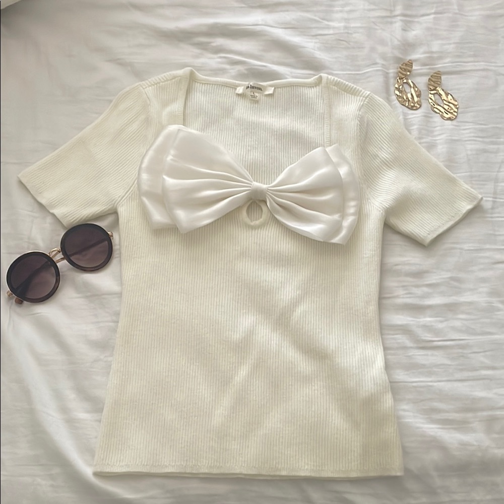 Elegant White Ribbed Top with Bow Detail